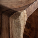 Mesa auxiliar de madera de suar en color marrón 29 x 45 cm – detalle