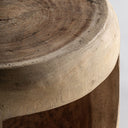 Mesa auxiliar de madera de suar en color marrón 39 x 46 cm – detalle