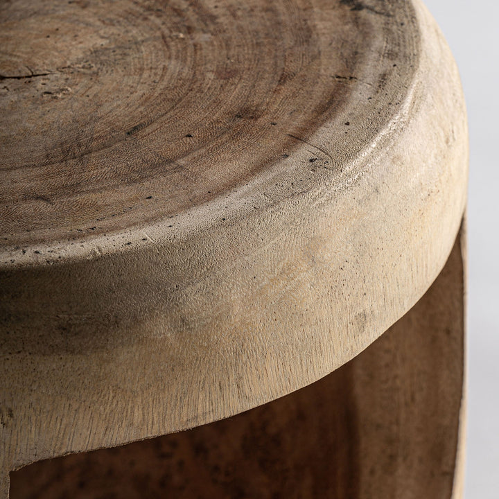 Mesa auxiliar de madera de suar en color marrón 39 x 46 cm – detalle