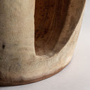Mesa auxiliar de madera de suar en color marrón 39 x 46 cm – detalle