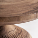 Mesa auxiliar de madera de suar en color marrón 59 x 47 cm – detalle