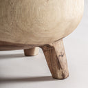 Mesa auxiliar de madera de suar en color marrón claro 40 x 47 cm – detalle