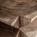 Mesa auxiliar de madera de suar en color marrón de aire étnico 40 x 50 cm – detalle