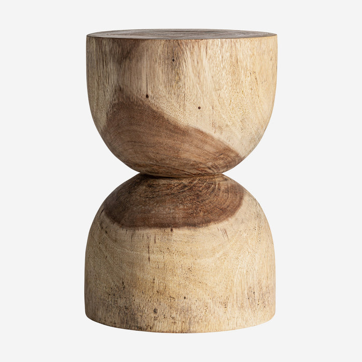 Mesa auxiliar de madera de suar en color marrón de líneas contemporáneas 30 x 45 cm