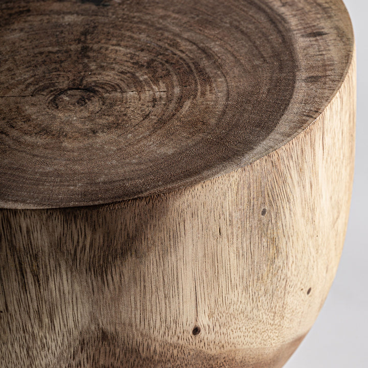 Mesa auxiliar de madera de suar en color marrón de líneas contemporáneas 30 x 45 cm – detalle