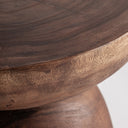Mesa auxiliar de madera de suar en color marrón de líneas contemporáneas 40 x 50 cm – detalle