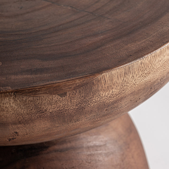 Mesa auxiliar de madera de suar en color marrón de líneas contemporáneas 40 x 50 cm – detalle