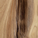 Mesa auxiliar de madera de suar en color marrón natural 37 x 43 cm – detalle