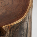 Mesa auxiliar de madera de suar en color marrón natural 38 x 63 cm – detalle