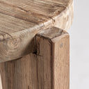 Mesa auxiliar de madera de teca en color marrón – detalle