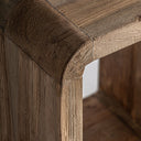 Mesa auxiliar de madera de teca reciclada en color marrón natural 36 x 50 cm – detalle
