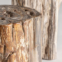 Mesa auxiliar de madera petrificada en color marrón envejecido – detalle