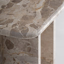 Mesa auxiliar de mármol en color beige 46 x 38 x 52 cm – detalle