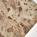 Mesa auxiliar de mármol en color beige de inspiración art déco – detalle