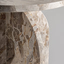 Mesa auxiliar de mármol en color beige satinado – detalle