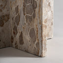 Mesa auxiliar de mármol en color beige satinado – detalle