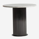 Mesa auxiliar de mármol sintético y acero en color blanco
