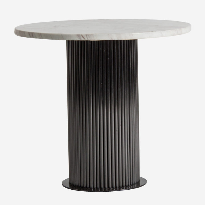 Mesa auxiliar de mármol sintético y acero en color blanco