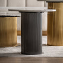 Mesa auxiliar de mármol sintético y acero en color blanco – detalle