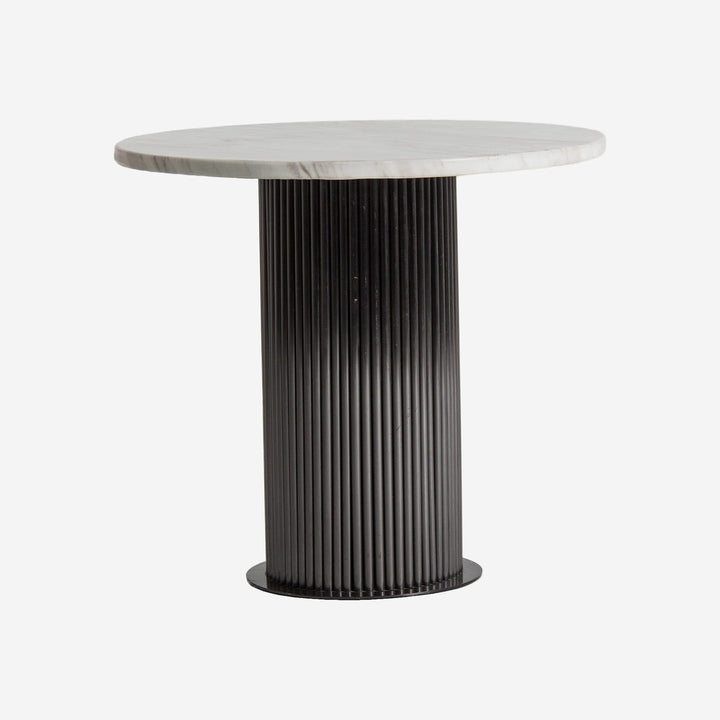 Mesa auxiliar de mármol sintético y acero en color blanco