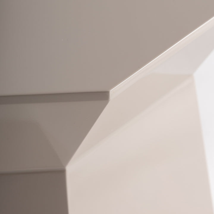 Mesa auxiliar de MDF en color crema – detalle