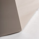 Mesa auxiliar de MDF en color crema – detalle