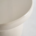 Mesa auxiliar de MDF y fibra de vidrio en color crema – detalle