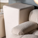 Mesa auxiliar de piedra en color blanco – detalle