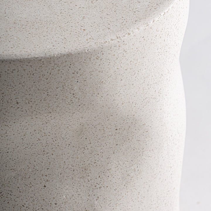 Mesa auxiliar de terrazo en color blanco roto 33 x 40 cm – detalle