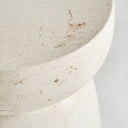 Mesa auxiliar de terrazo en color blanco roto 40 x 47 cm – detalle