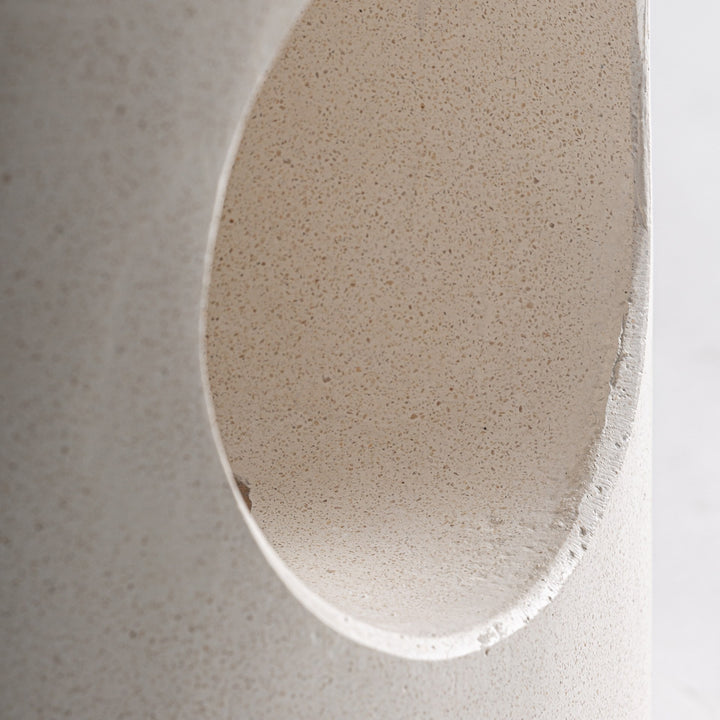 Mesa auxiliar de terrazo en color blanco roto 40 x 50 cm – detalle