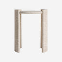 Mesa auxiliar de travertino en color beige 45 x 55 cm