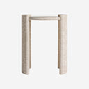 Mesa auxiliar de travertino en color beige 45 x 55 cm