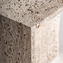 Mesa auxiliar de travertino en color beige mate – detalle