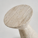 Mesa auxiliar de travertino en color crema – detalle
