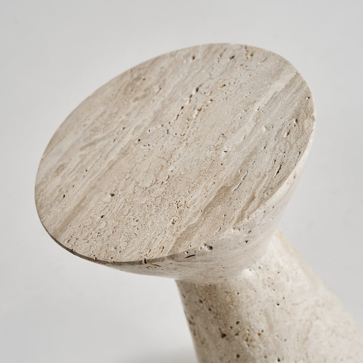 Mesa auxiliar de travertino en color crema – detalle