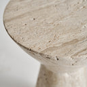 Mesa auxiliar de travertino en color crema – detalle
