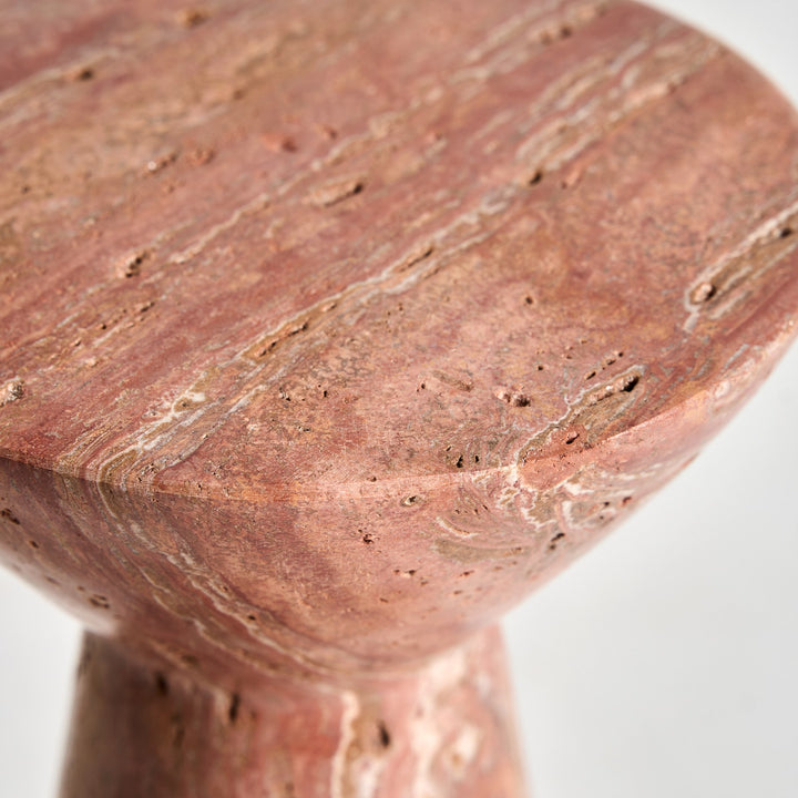 Mesa auxiliar de travertino en color rojo – detalle