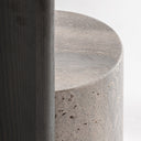 Mesa auxiliar de travertino y madera de fresno en color gris – detalle