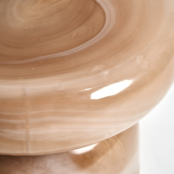 Mesa auxiliar de vidrio en color beige – detalle