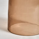 Mesa auxiliar de vidrio en color marrón – detalle