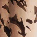 Mesa auxiliar de vidrio en color marrón claro – detalle