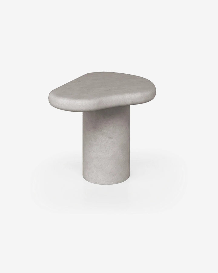 Mesa auxiliar Hanta en microcemento sobre fondo gris de estudio