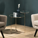 Mesa auxiliar de cristal plateada, 58 x 45 cm en ambiente decorado