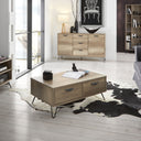 Mesa de centro de laminado nogal y patas de metal en ambiente decorado