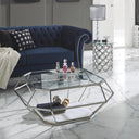 Mesa de centro octogonal de cristal transparente en ambiente decorado