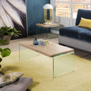 Mesa de centro de madera y cristal en un salón contemporáneo