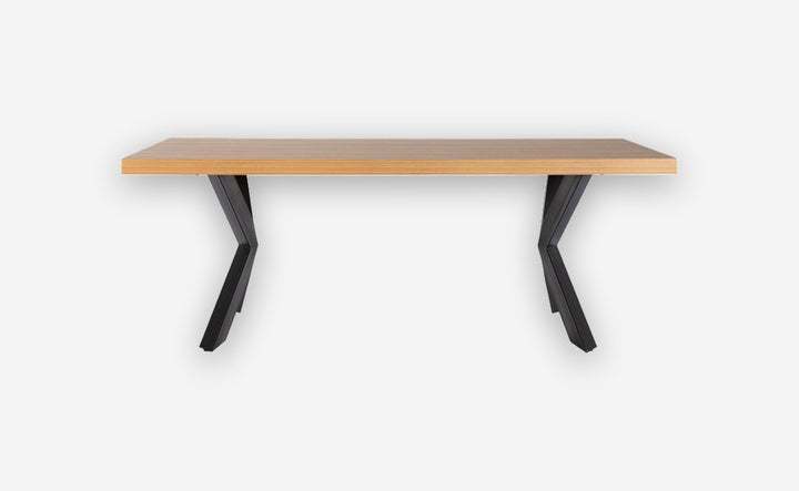 Mesa de comedor de madera chapada con patas de metal negro en forma de X