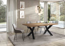 Mesa de comedor de madera con patas de metal negro en un comedor contemporáneo