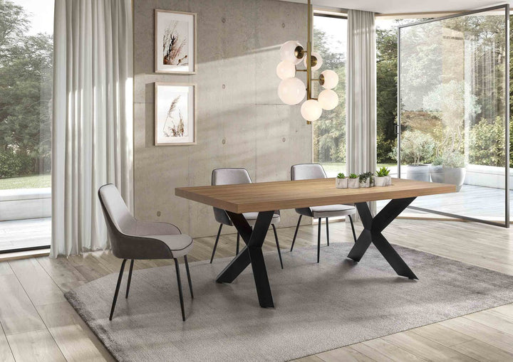 Mesa de comedor de madera con patas de metal negro en un comedor contemporáneo